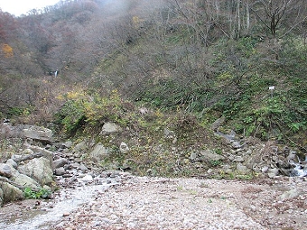 黒菱山登山口からみた亀の口焼山の滝2.jpg