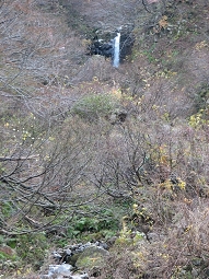 黒菱山登山口からみた亀の口焼山の滝.jpg